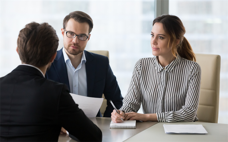 Waarom Topbedrijven Kiezen voor Executive Search Bureaus voor Leiderschapssucces