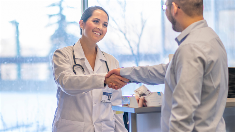 Médicos en la industria farmacéutica: un puente estratégico con el sistema de salud