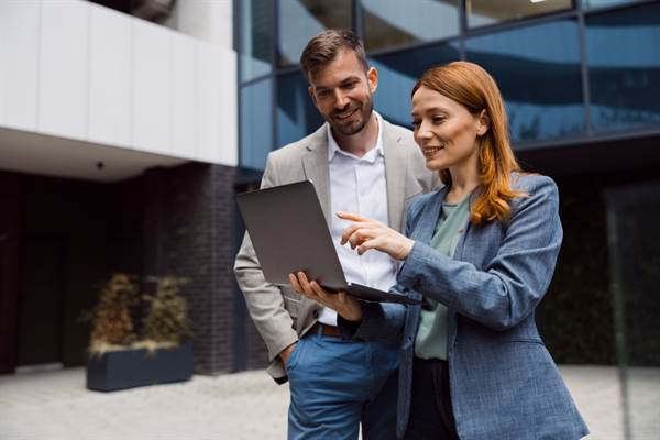 Expert IA ou manager de transition : qui choisir pour réussir sa transformation IA ?